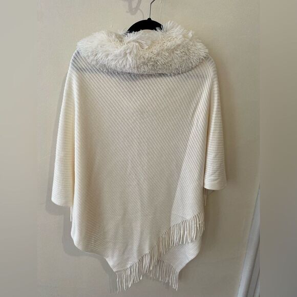 Steve Madden OS Faux Fur Collar Poncho Sweater Knit Beige light cream cape - Picture 2 of 8